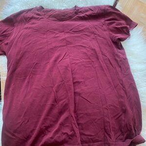VGC Uniqlo men’s Maroon Short Sleeve Tee in SZ M!!